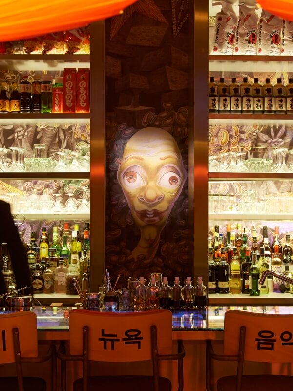 Miss Kō - Photographie du bar avec tapisserie illustrée