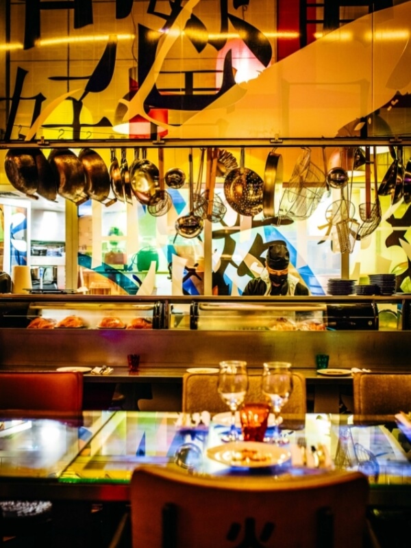 Miss Kō - Photographie de la salle du restaurant avec un aperçu de la cuisine