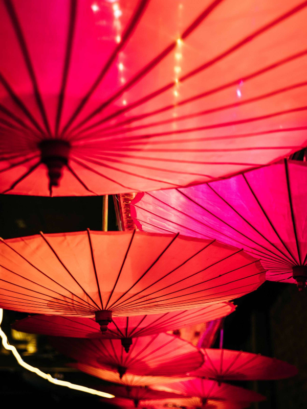 Miss Kō - Parapluies accrochés au plafond du restaurant